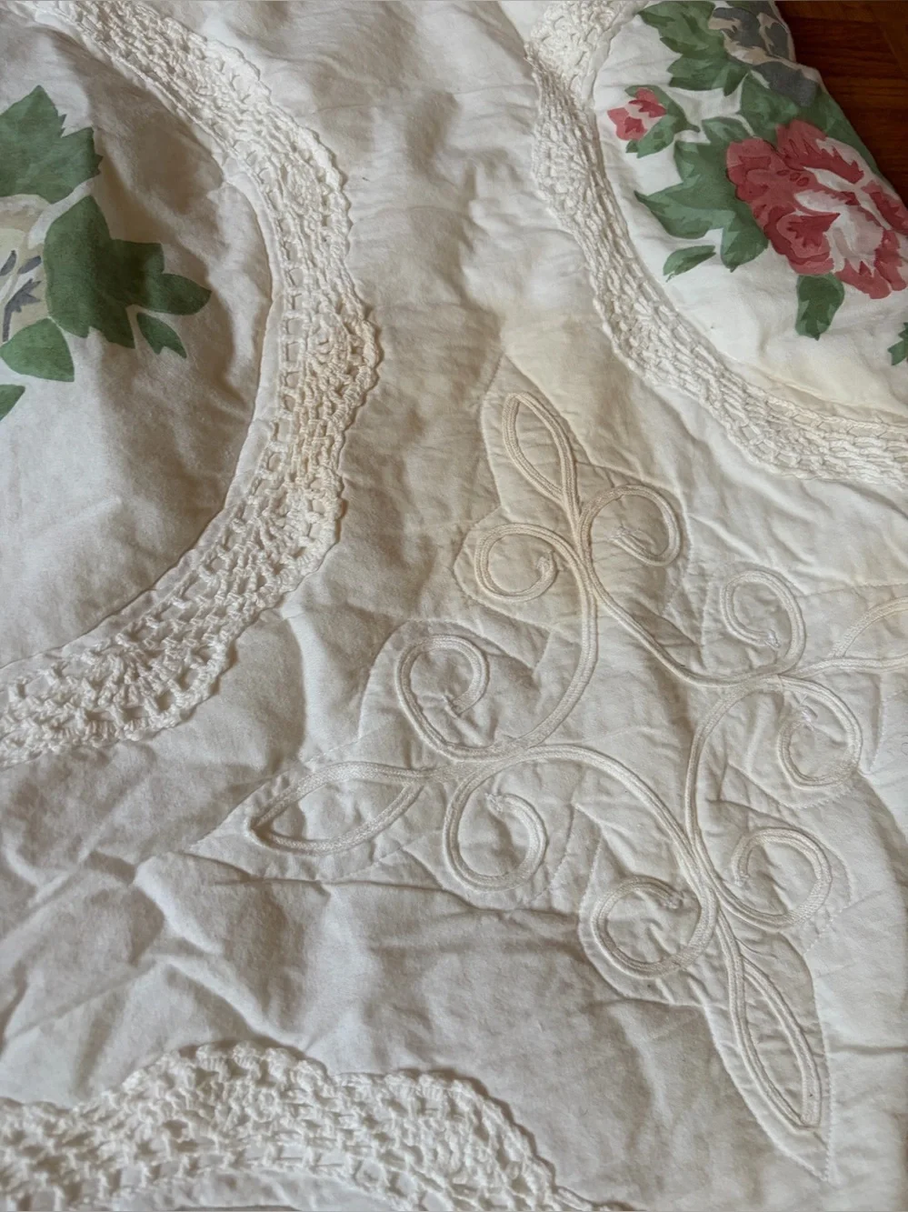 Vintage Cottagecore Floral Quilt Bedspread - Rose Medallions with Scalloped Edge